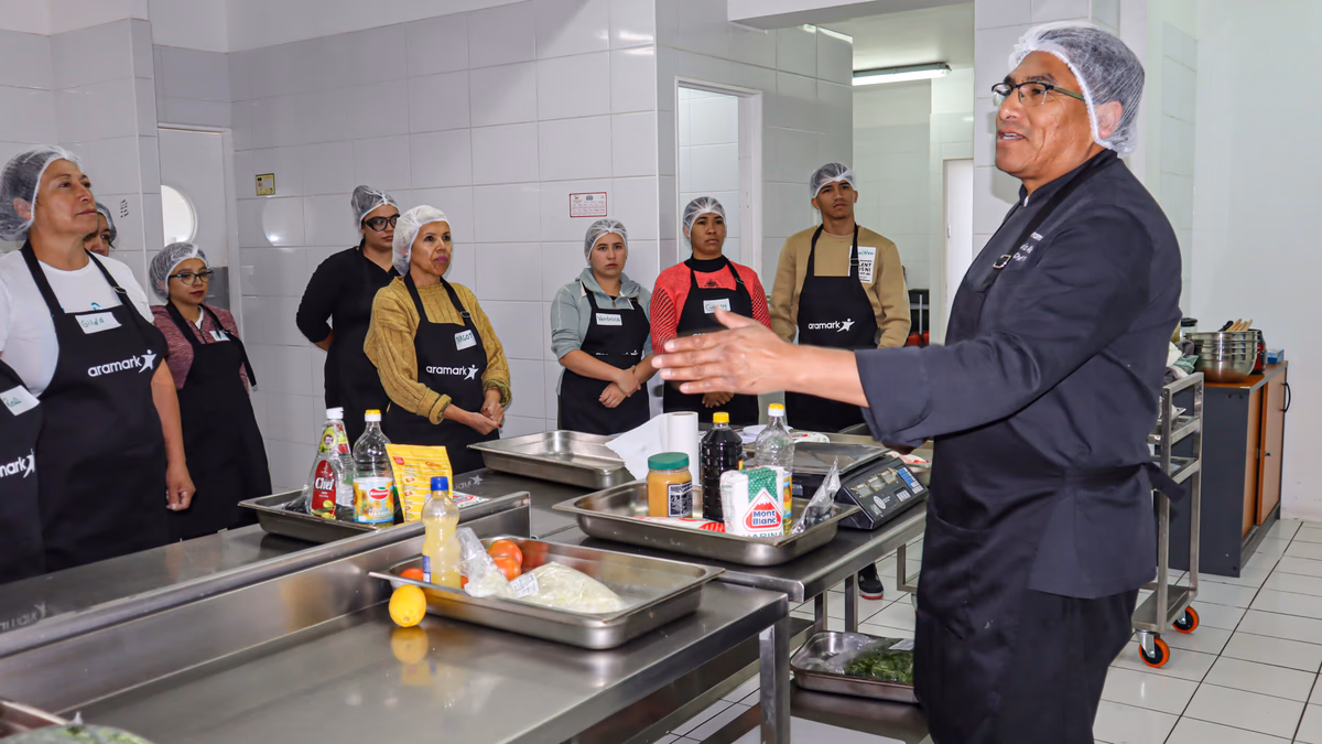 División Chuquicamata y Aramark capacitan a emprendedores/as y juntas de vecinos de Calama en preparación de comidas saludables