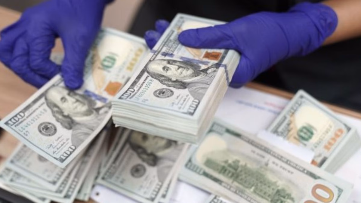 Dólar abre al alza tras decepcionante cifra de servicios en China y atento al anuncio de tasa del Banco Central