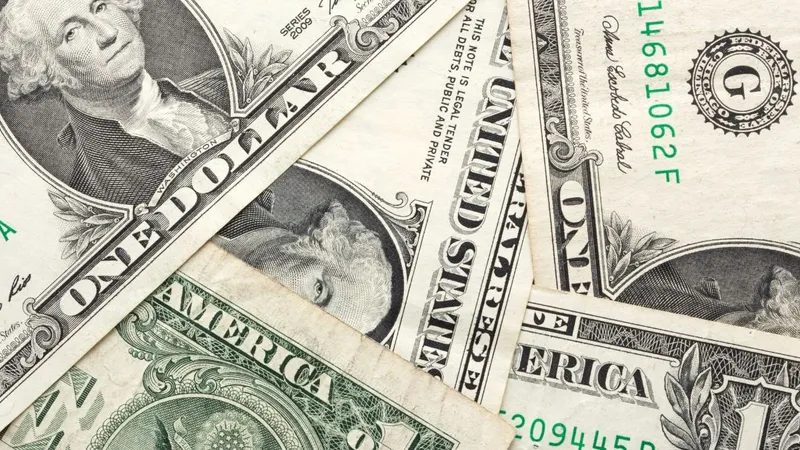 Dólar abre estable en torno a $886 mientras el mercado espera definiciones sobre una nueva ronda entre EEUU e Irán