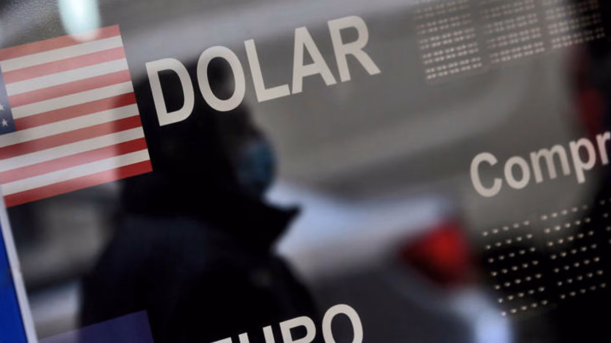 Dólar acelera avance sobre los $840 tras fuerte baja en tasa de interés del Banco Central