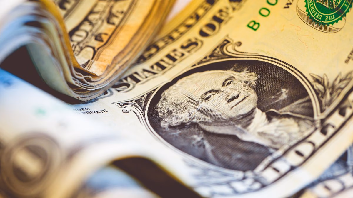 Dólar alcanza los $1.000 tras IPC de marzo y tensión comercial impulsada por Trump