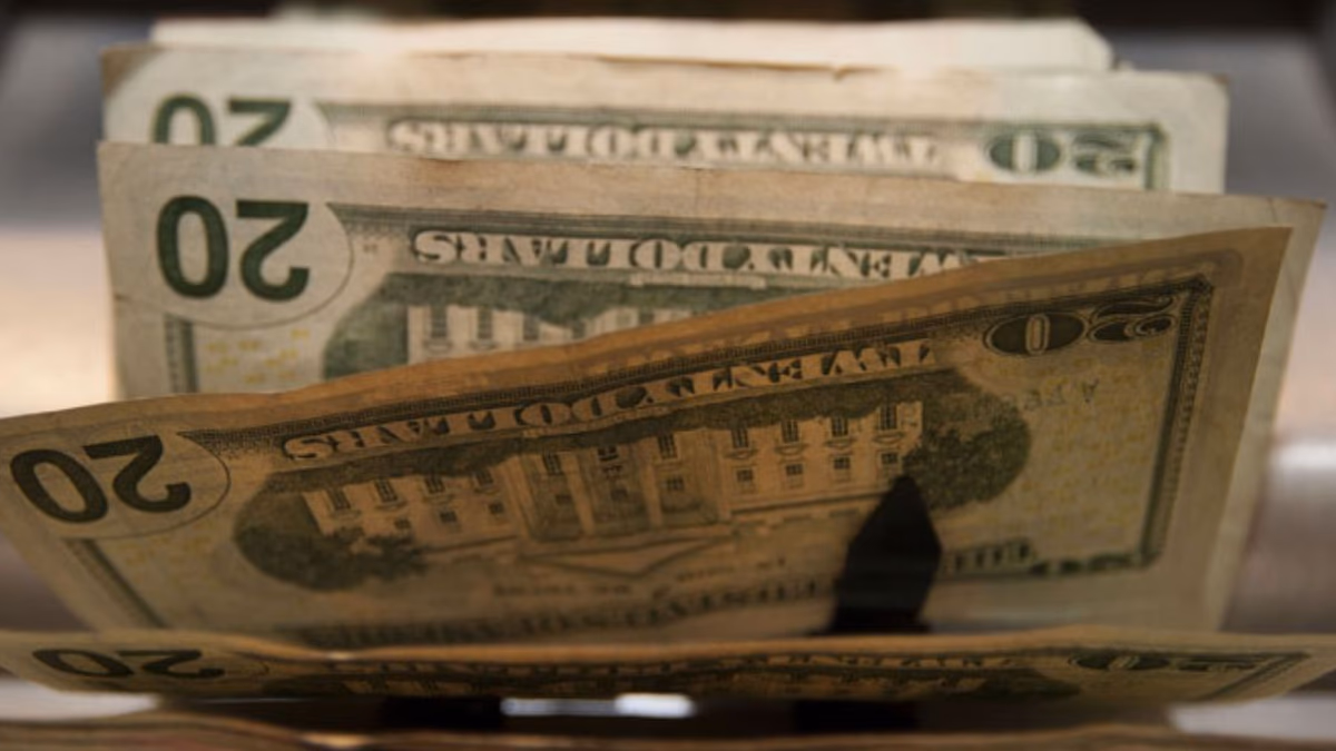 Dólar aprieta el acelerador: Sube casi $10 este lunes y alcanza los $865 en el mercado local