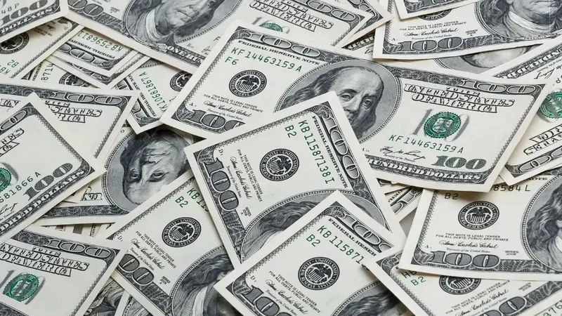 Dólar apunta a $850 y el mercado pone en precio un recorte de TPM a 4,25% en marzo: lo que mostró la encuesta del Banco Central
