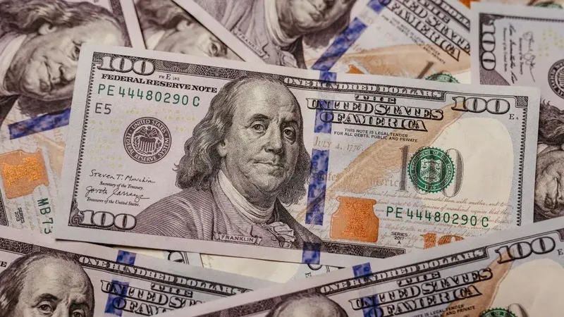 Dólar cae bajo $890 tras IPC de EEUU de 3,3% y cobre en US$5,95: qué volvió a empujar al peso chileno