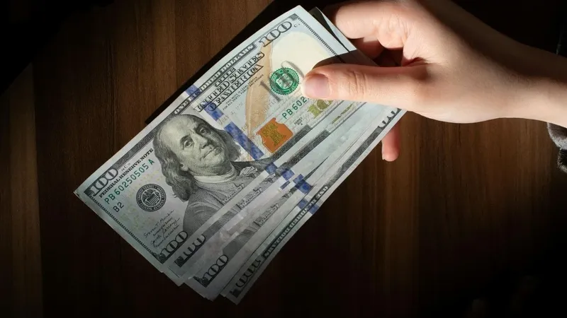 Dólar en Chile cae $5 y cierra en $900: el nivel que mirará el mercado tras el feriado