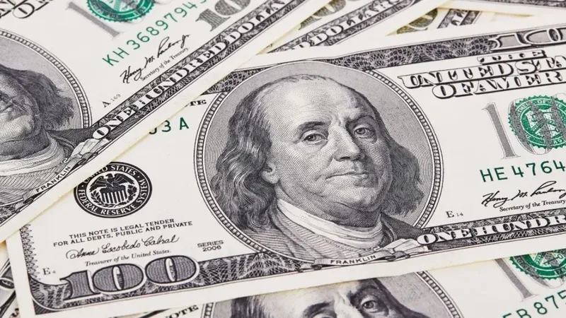 Dólar en Chile cae más de $10 al cierre y el peso lidera emergentes mientras Trump reordena el foco sobre Irán
