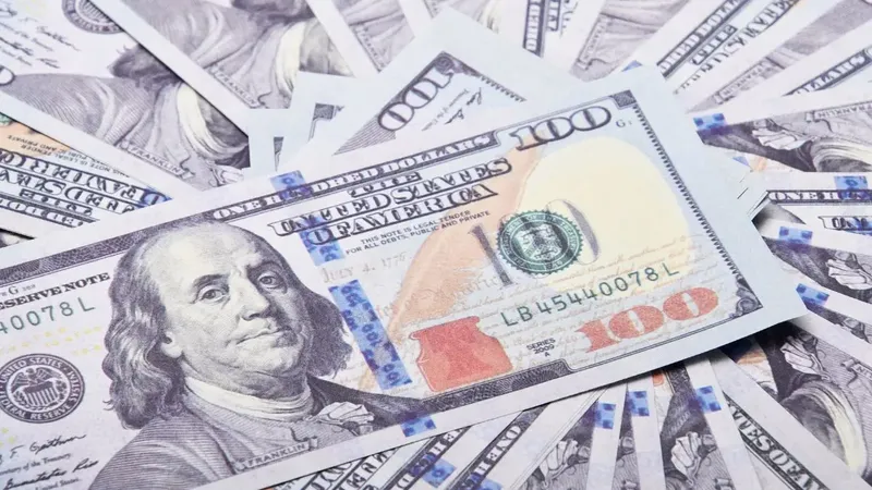 Dólar en Chile cae más de $10 desde su techo de 2026 mientras EE.UU. busca apoyo para reabrir el estrecho de Ormuz