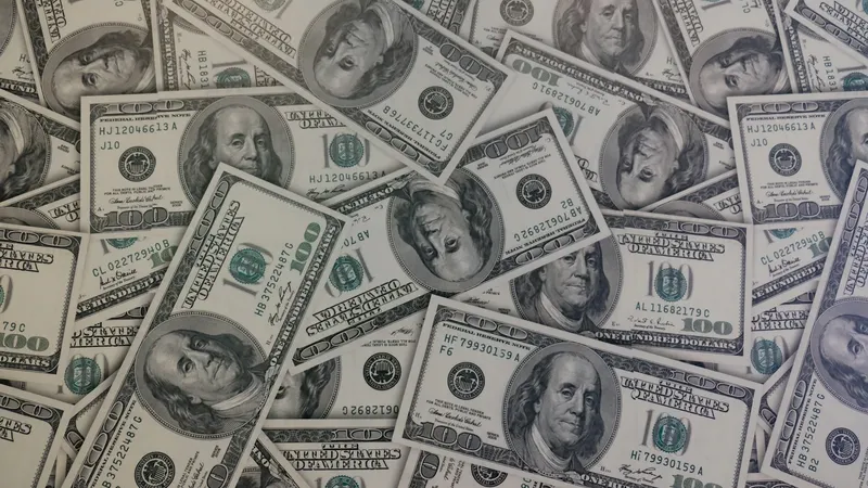 Dólar en Chile supera los $900 por desempleo de 8,9% y una señal clave de la Fed