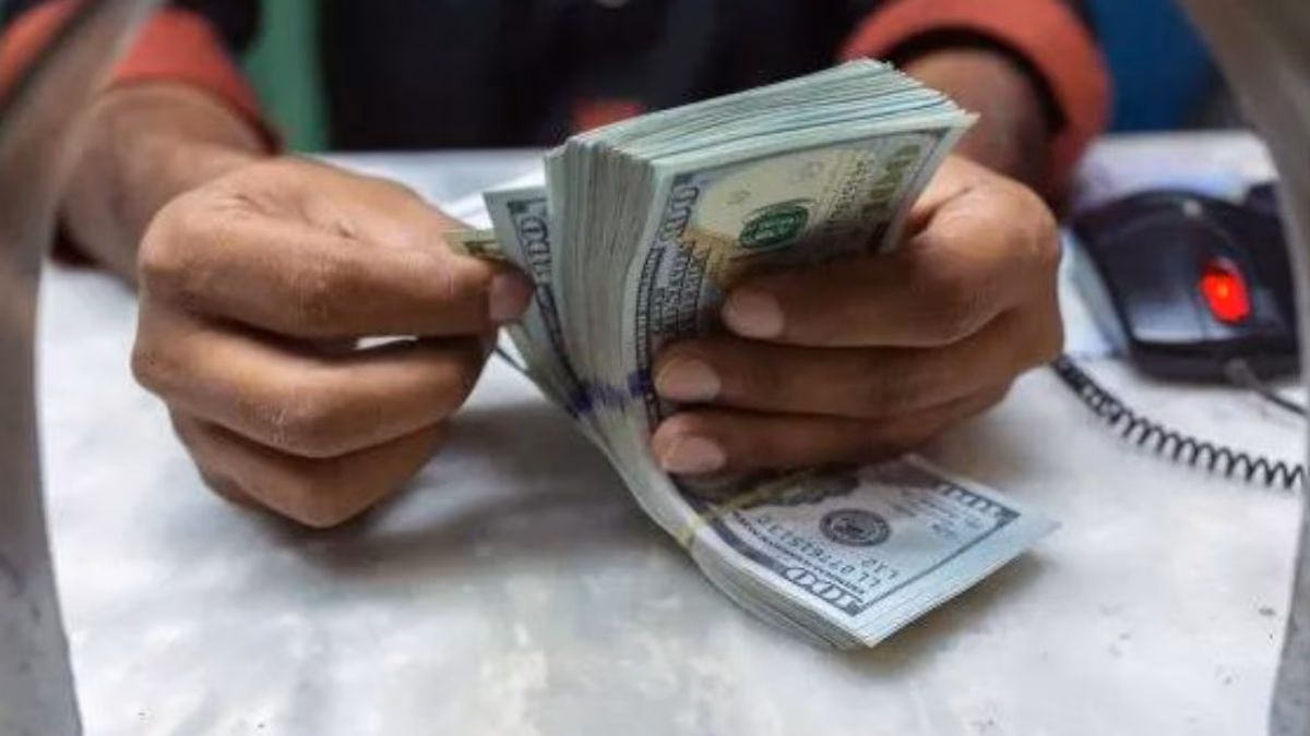 Dólar extiende alza y cruza los $850 mientras la divisa se aprecia globalmente tras los precios al productor en EEUU