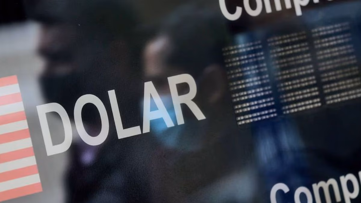 Dólar extiende su avance a la espera de dato de inflación