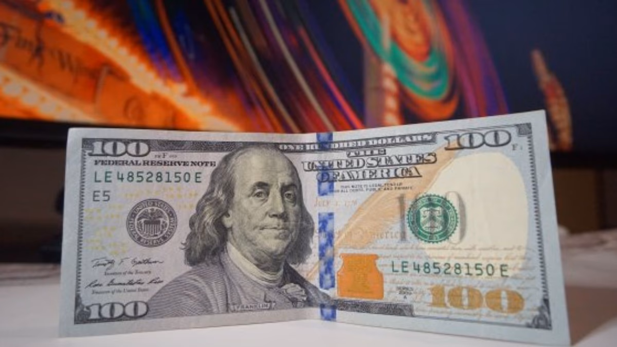 Dólar revierte caída y se acerca a $830, tasas suben con nuevos datos económicos en EEUU