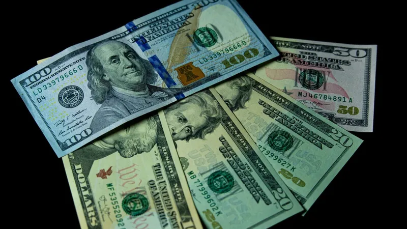 Dólar salta casi $20 y vuelve a cerrar sobre los $900 tras decisión de la Fed