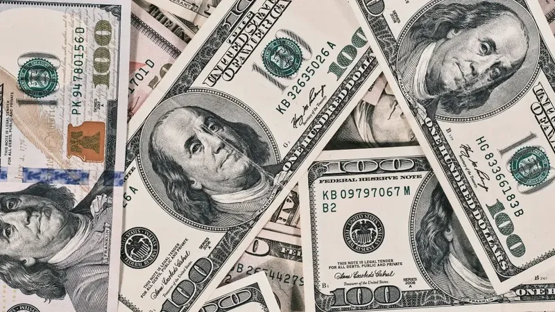 Dólar salta más de $10 y cierra sobre $930 mientras Trump endurece su tono con Irán y el Brent vuelve a rozar los US$110