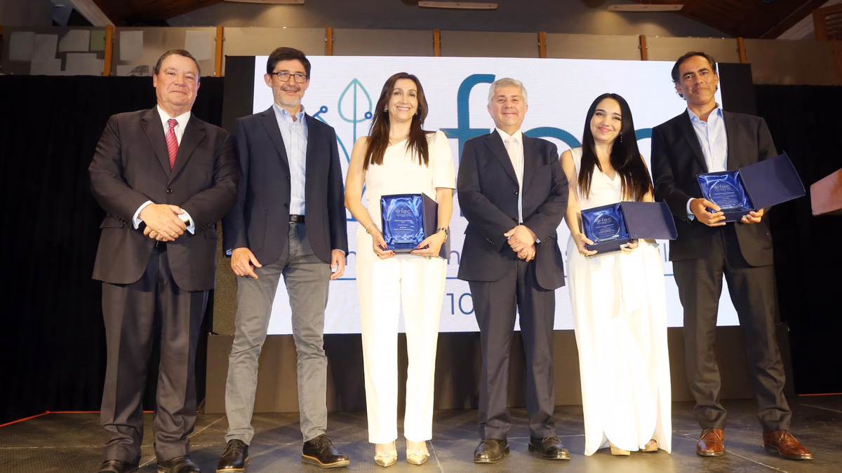 Dominique Viera Peñailillo, Vicepresidenta de Operaciones de Metaproject Group, recibe el Premio Empresaria del Año entregado por FEC Jóvenes