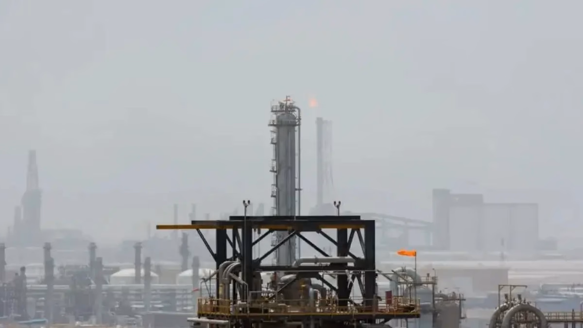 EAU elevó hasta 72 % el precio de los combustibles desde abril por la tensión en el mercado petrolero