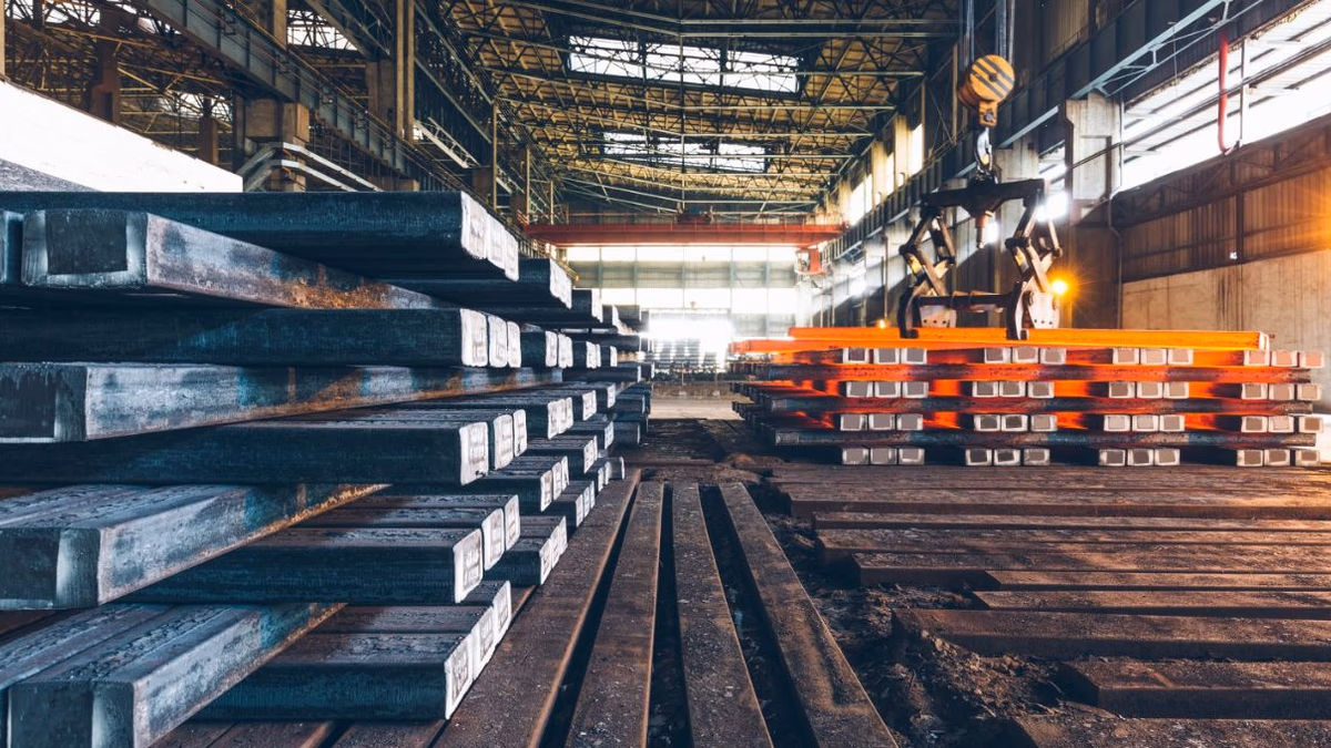 El declive inesperado: las razones detrás de la caída del precio del mineral de hierro
