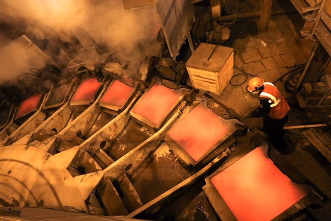 El desplome del cobre ante fantasma de recesión mundial: Cae a su menor precio en 17 meses y anota baja semanal de 4%