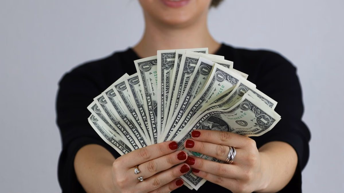 ¿El dólar imparable? Cómo esta montaña rusa financiera podría sacudir tu bolsillo