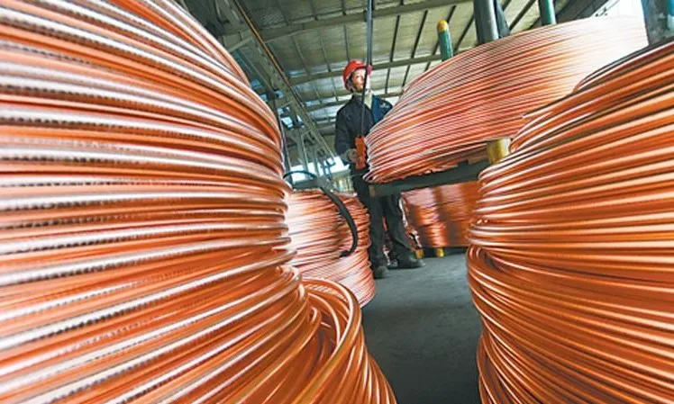 El magnate que maneja una cuarta parte del comercio de cobre de China está contra las cuerdas