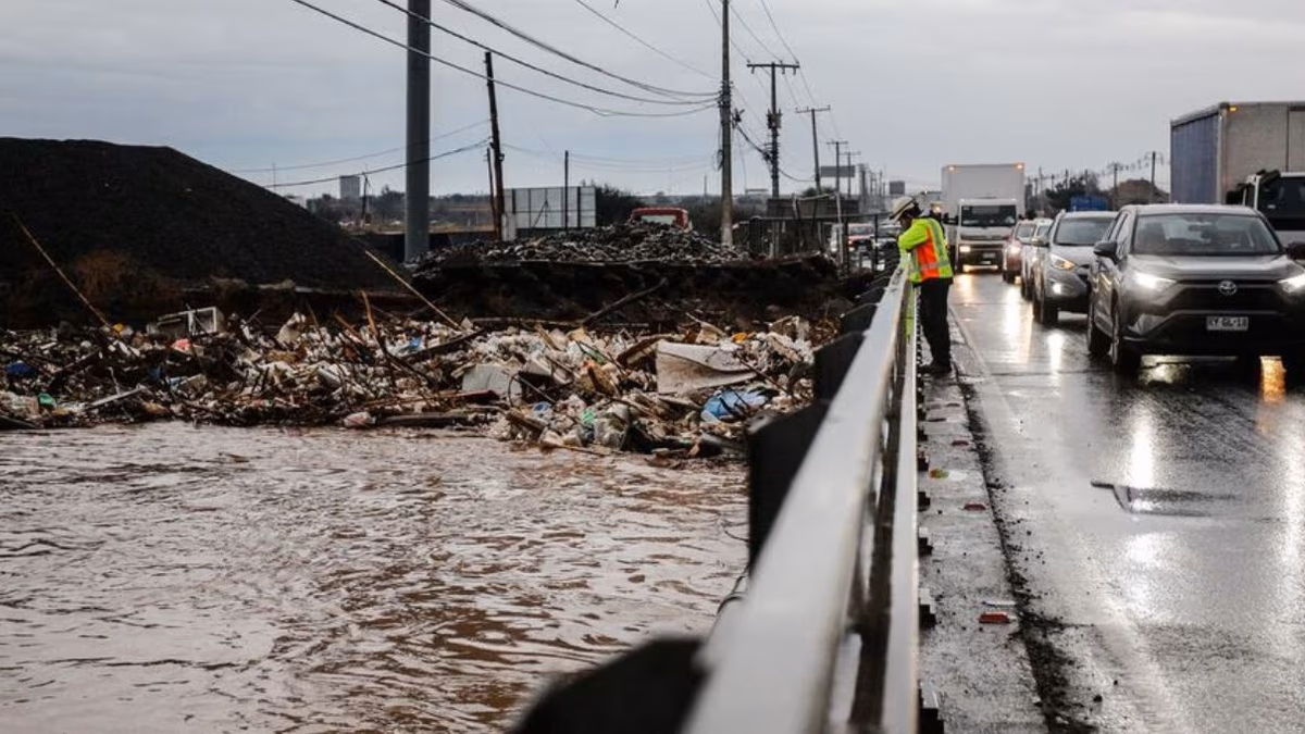 El Maule: cae parte de puente ferroviario en río Lircay y cortan tránsito en Ruta 5 hacia el norte por socavón