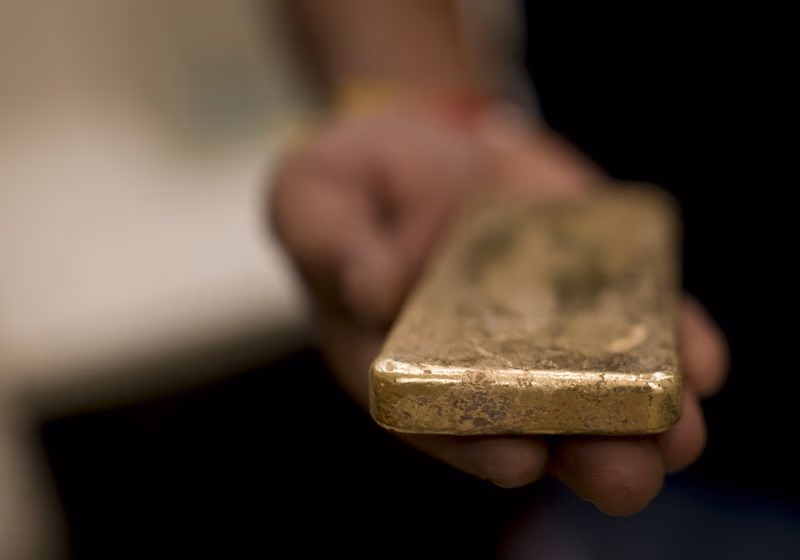 El oro lucha por la dirección mientras los comerciantes esperan un nuevo catalizador
