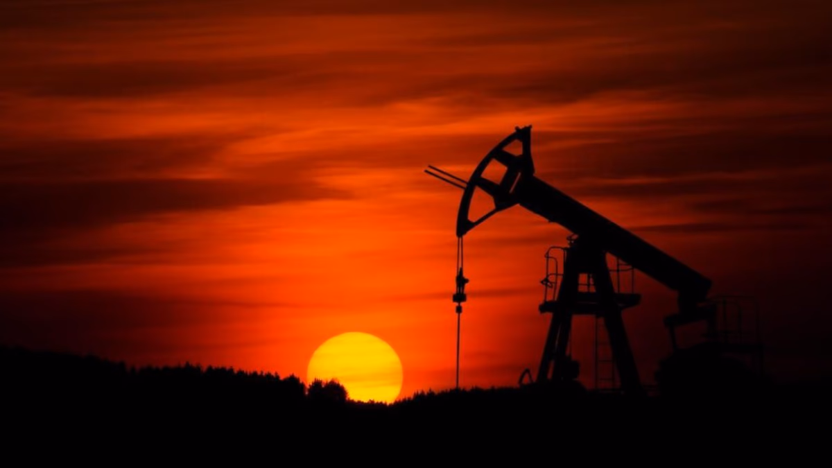 El petróleo se mantiene estable gracias a la fortaleza del dólar y a las señales mixtas de la oferta