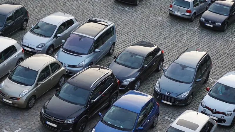El viernes se acaba la restricción vehicular: Revisa qué patentes no pueden circular esta semana