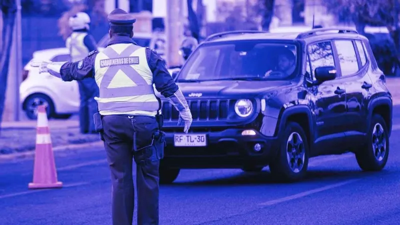 El viernes se acaba la restricción vehicular: Revisa qué patentes no pueden circular esta semana