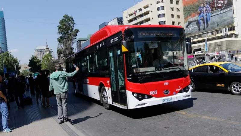Electromovilidad acelera en Chile: transporte público suma un alza del 350% en buses eléctricos desde 2022