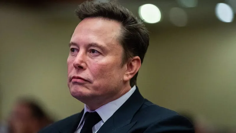 Elon Musk demanda a Apple y OpenAI: acusa alianza anticompetitiva que excluye a su chatbot Grok