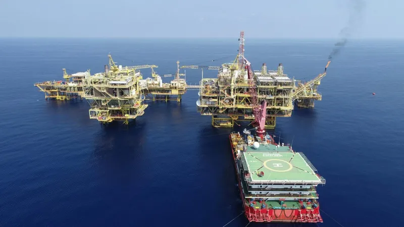 Emiratos Árabes Unidos abandona la OPEP: impacto en precios petroleros globales