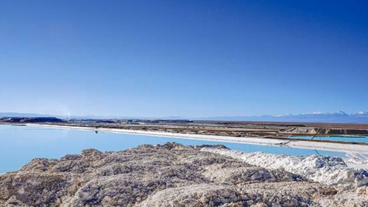 Empresas aceleran sus apuestas en litio, mientras SQM y Codelco descartan versión sobre acuerdo por Salar de Atacama