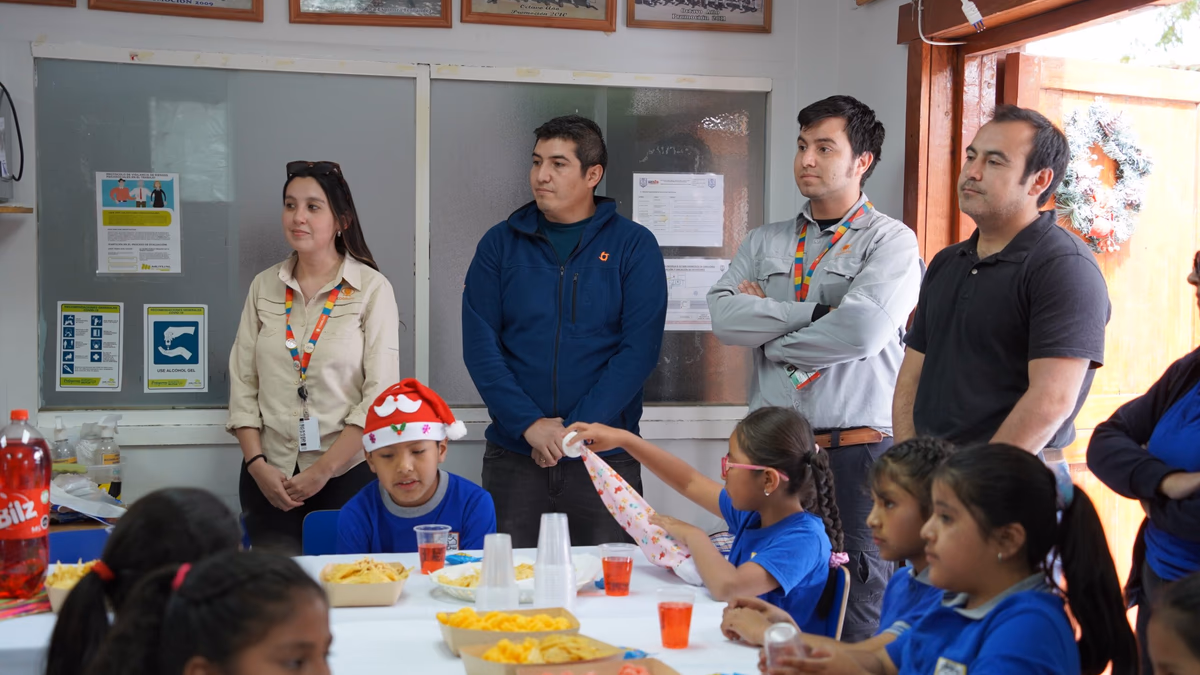 Encuentro navideño llevó alegría a estudiantes de la Escuela de Chiu Chiu gracias a iniciativa del equipo de Chancado de Chuquicamata