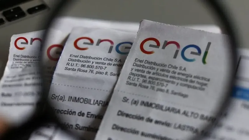 Error en cálculo de tarifas eléctricas: Enel Chile ajustará facturas del 2026.