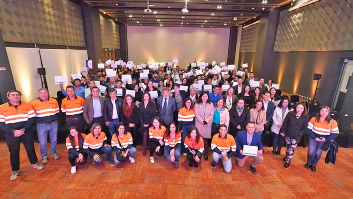 Escondida | BHP certifica a 290 trabajadores en la industria minera