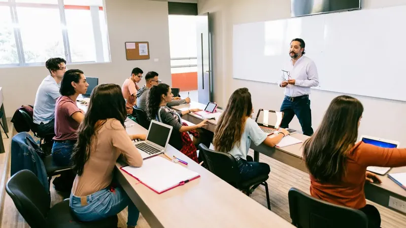 Estas son las 10 carreras con mayor competencia laboral en Chile en 2025