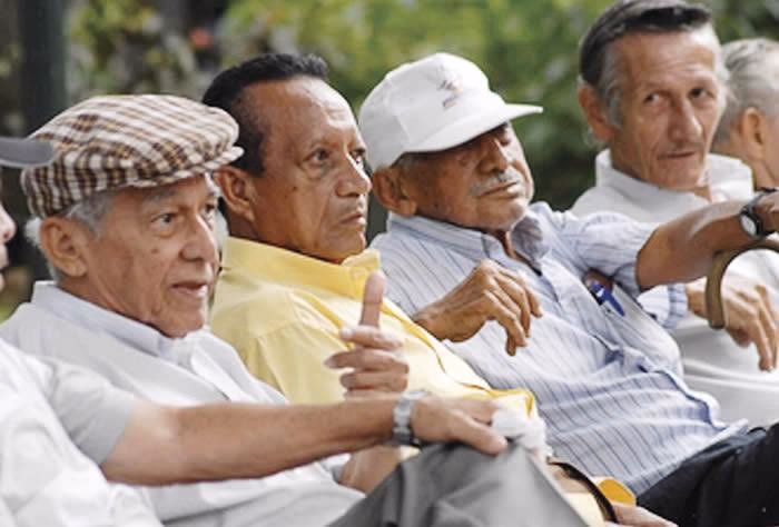 Estos son los 13 bonos que reciben los pensionados en Chile
