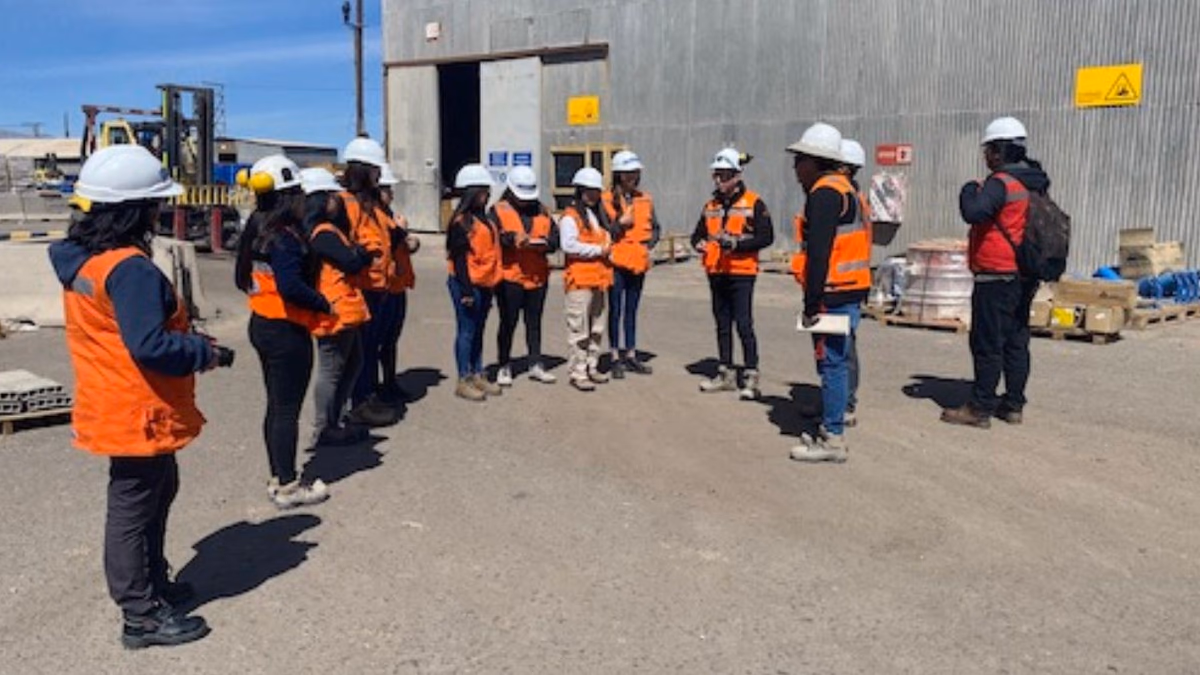 Estudiantes de liceos técnicos de Chañaral y Diego de Almagro conocen en terreno funcionamiento del Proyecto Rajo Inca