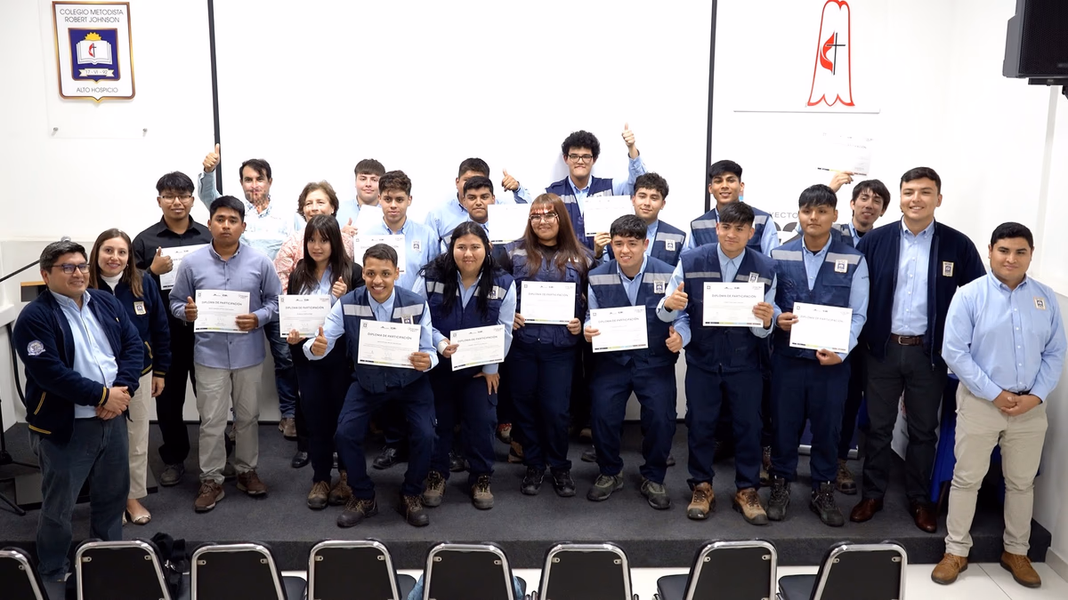 Estudiantes del Colegio Robert Johnson obtienen certificación eléctrica SEC con apoyo del Proyecto C20+ de Collahuasi