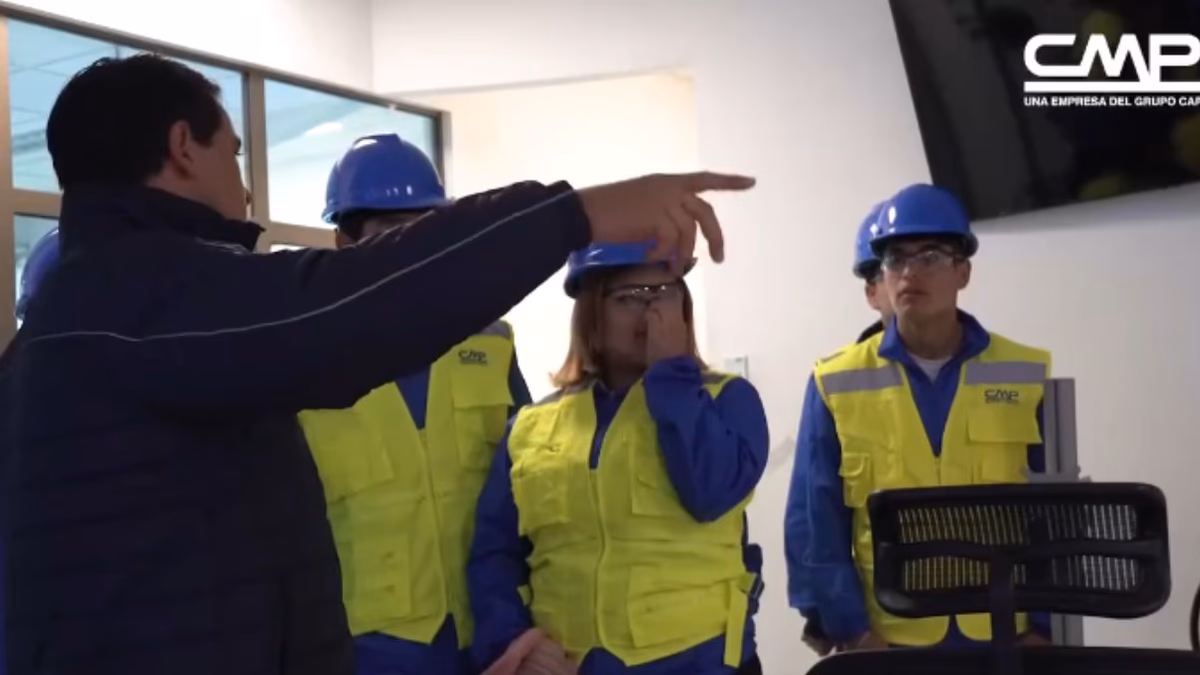 Estudiantes del Liceo José Santos Ossa visitan Mina Los Colorados en busca de oportunidades laborales y aprendizaje