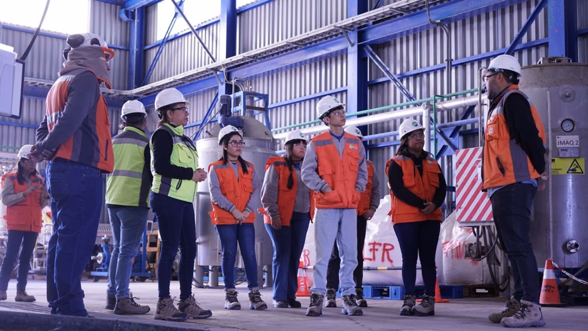 Estudiantes visitan faena de SQM y planta solar de ENGIE para aprender sobre energías limpias