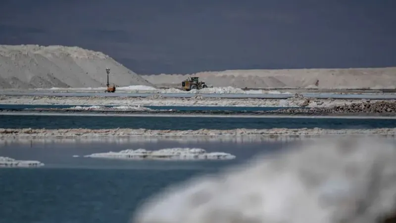 Europa activa plan para extraer su propio litio: Los proyectos para reducir la dependencia de Chile y China