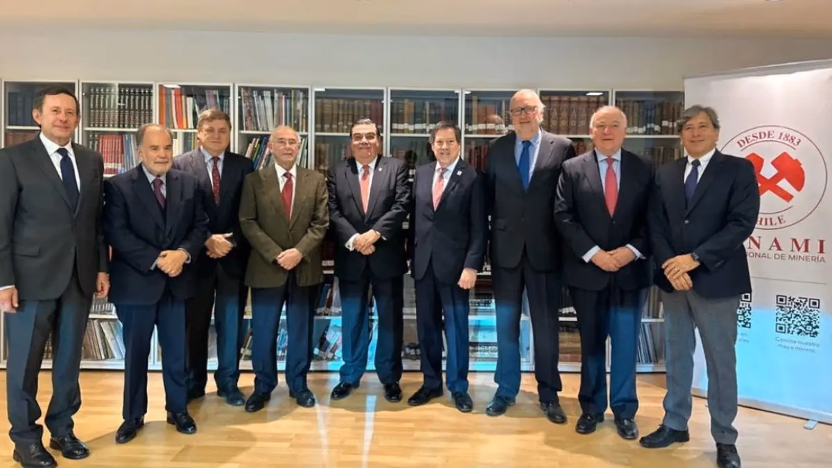 Exministros de Minería se unen en Sonami para fortalecer industria chilena