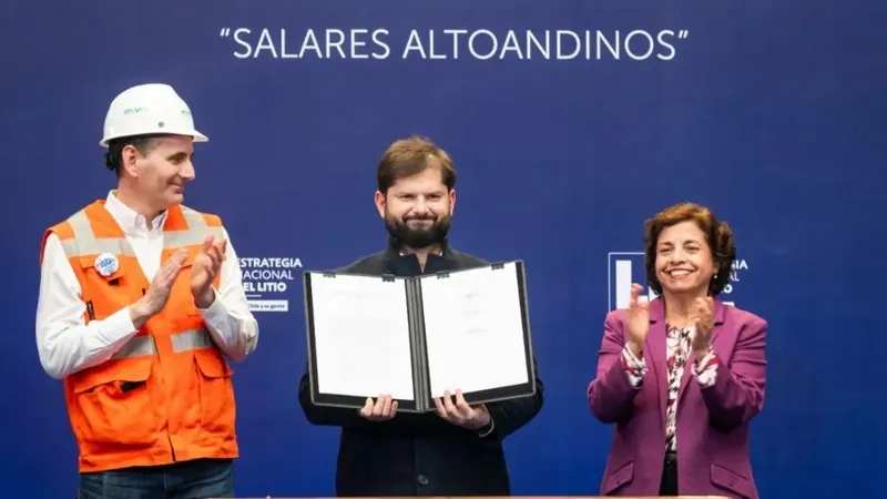 Firman histórico contrato de litio en salares andinos: ENAMI y Gobierno celebran acuerdo.