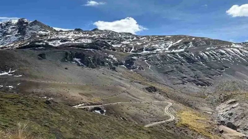 First Andes Silver redefine su estrategia exploratoria en Santas Gloria tras identificar centro de alteración de escala distrital
