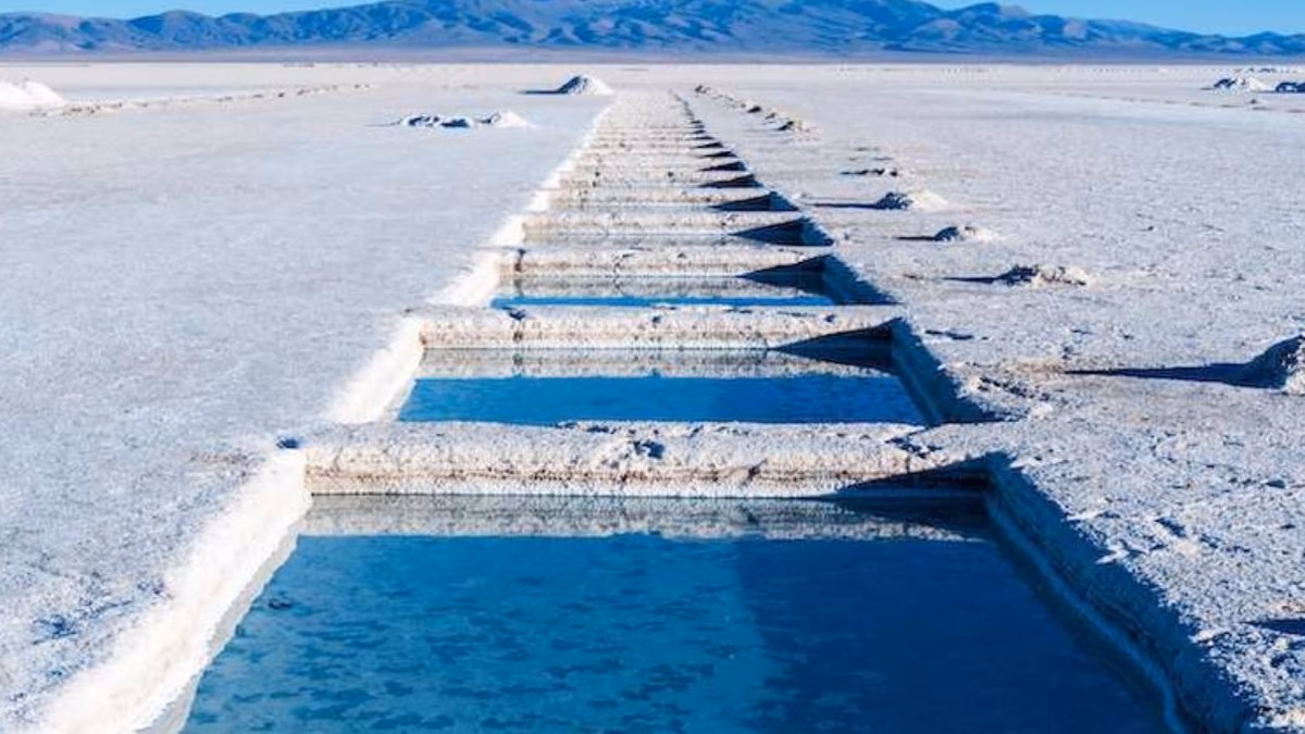 Fitch anticipa que la estrategia de Chile sobre el litio beneficiará a SQM y el impacto positivo en Albemarle será limitado