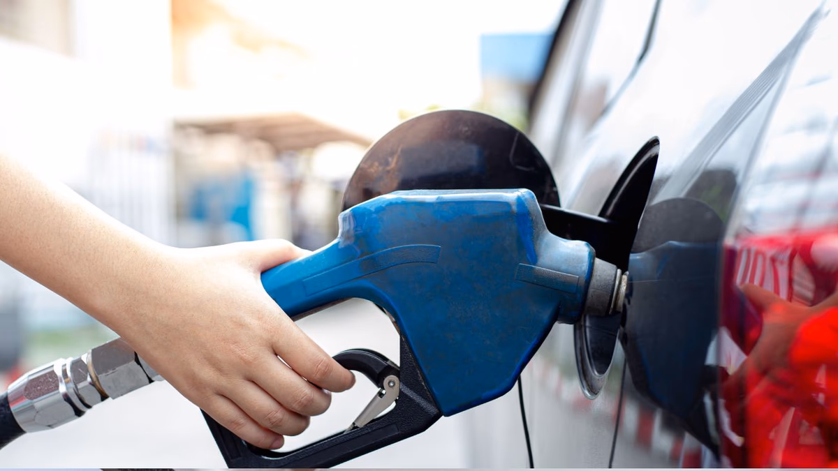 Fuerte caída en precios de combustible: Conoce descuentos exclusivos para ahorrar en bencina