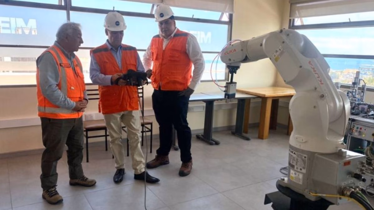 Gerente del Clúster Minero conoce nuevas tecnologías utilizadas en proceso de aprendizaje del CEIM