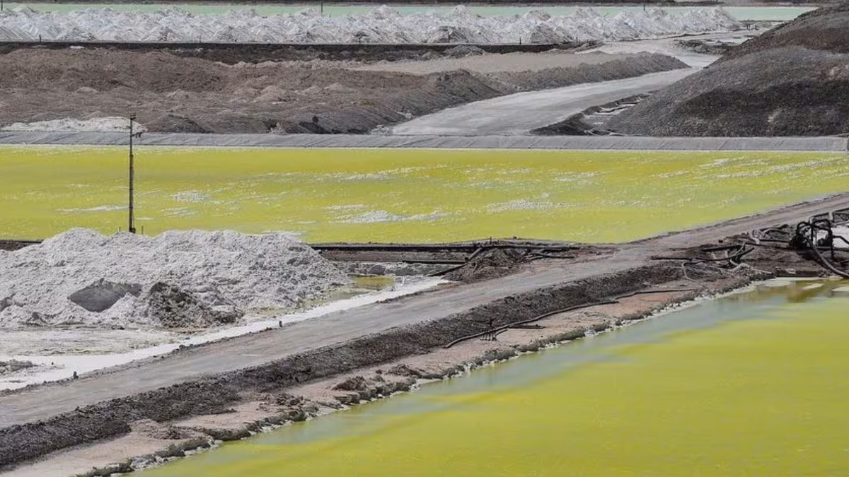 Gigante asiático fabricante de baterías de litio explora posibilidad de instalarse en Chile