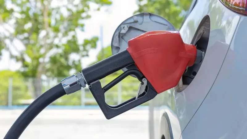 Gobierno confirma fuerte alza de combustibles desde el jueves: gasolina de 93 subirá $370 y diésel hasta $580 por litro